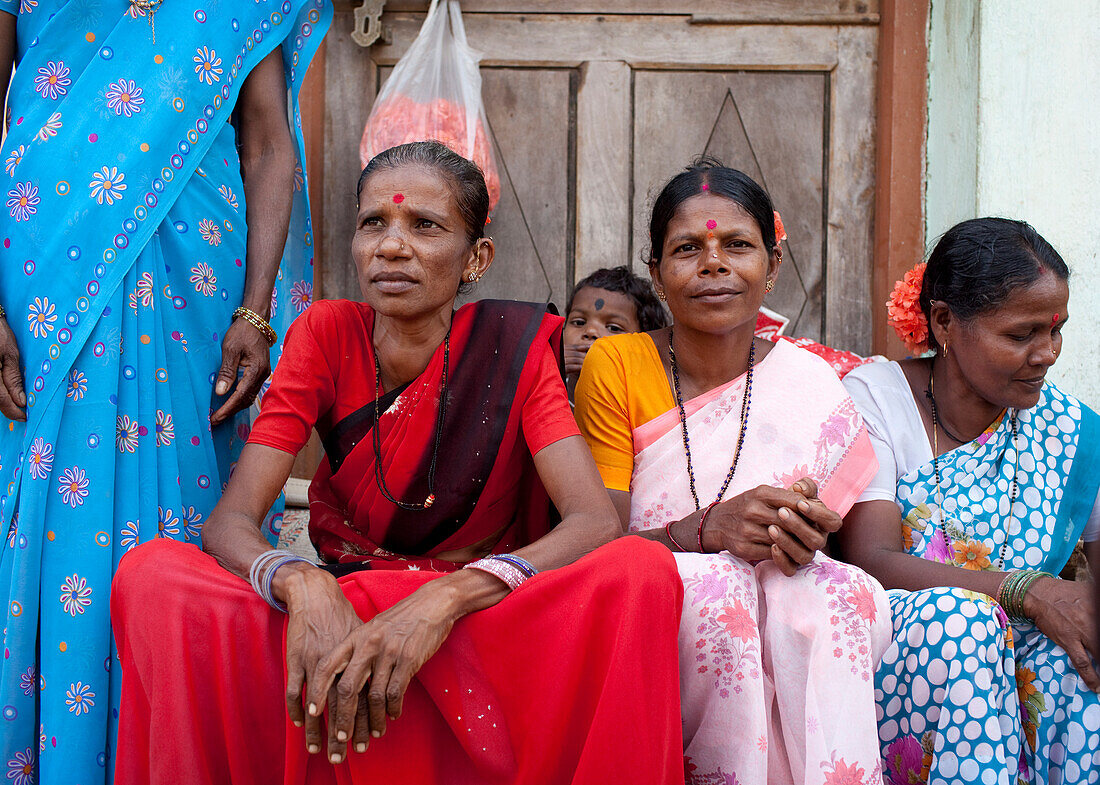 Frauen sitzen zusammen, Chaudi Markt, Chaudi, Goa, Indien.