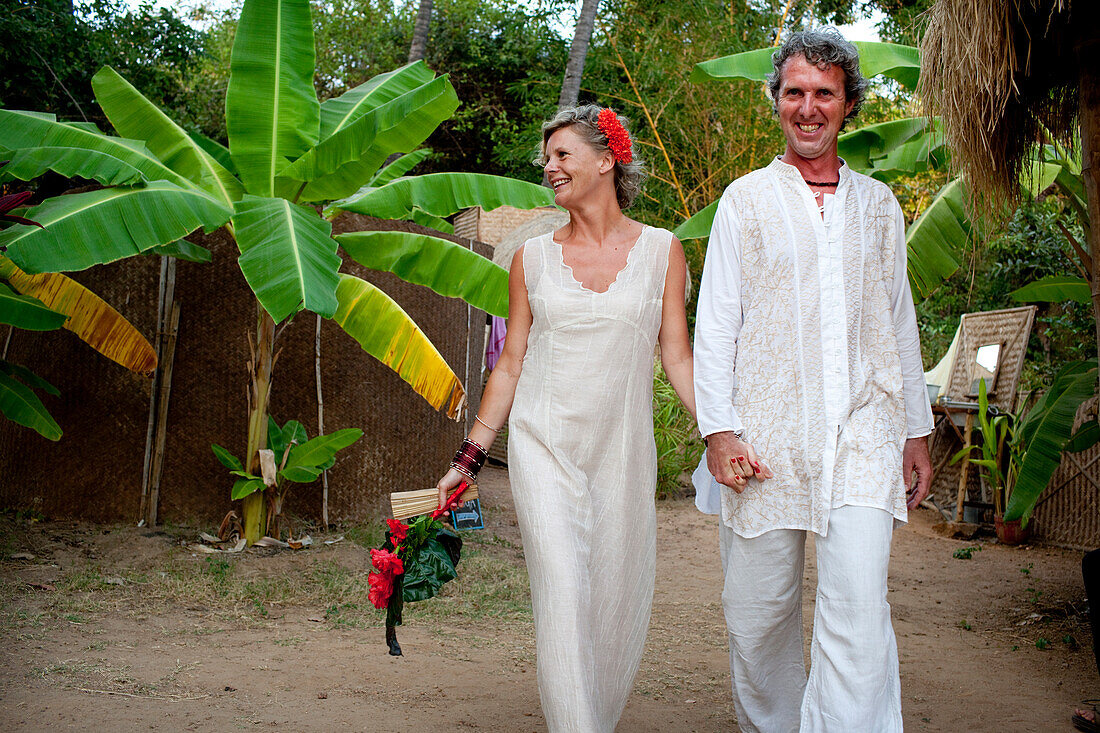 Braut und Bräutigam kommen im Harmonic Healing Centre für ihre spirituelle Hochzeitszeremonie an, Patnum, Goa, Indien.
