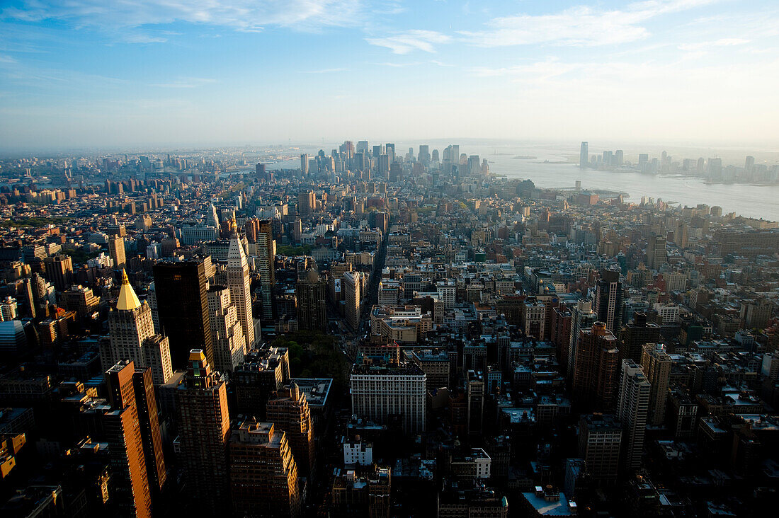 Ansichten von Manhattan von der Spitze des Empire State Building, New York, USA