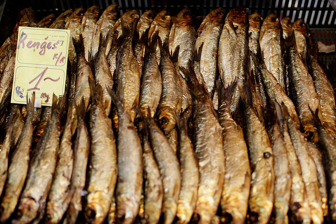 Geräucherter Fisch auf dem Zentralmarkt, Riga, Lettland.