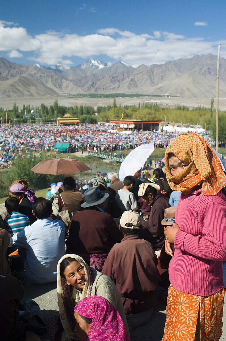 Menschenmenge bei den Unterweisungen des Dalai Lama. Der Dalai Lama verbrachte vier Tage im August in Leh, Ladakh. Ladakh ist eine buddhistische Enklave im Norden Indiens.