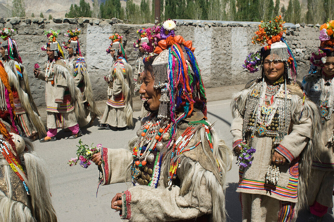 Frauen der ethnischen Gruppe der Dard bei der Eröffnungsparade des Ladakh-Festivals. Das Ladakh-Festival findet jedes Jahr in den ersten beiden Septemberwochen statt und zelebriert die lokale Kultur durch Tanz und Sport. Ladakh, Provinz von Jammu und Kaschmir, Indien