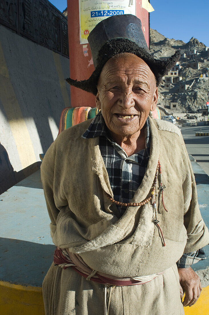 Alter ladakhischer Mann am Eingang zu Leh. Leh war die Hauptstadt des Himalaya-Königreichs Ladakh, das heute zum Distrikt Leh im indischen Bundesstaat Jammu und Kaschmir gehört. Leh liegt auf einer Höhe von 3.500 Metern (11.483 ft).
