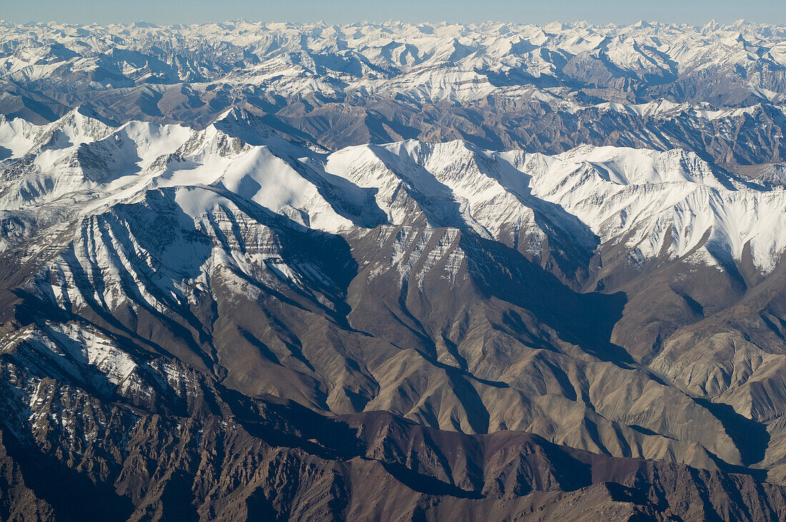 Das Zanskar-Gebirge im Himalaya. Aufgenommen auf dem Flug von Delhi nach Leh in Ladakh, Nordindien.