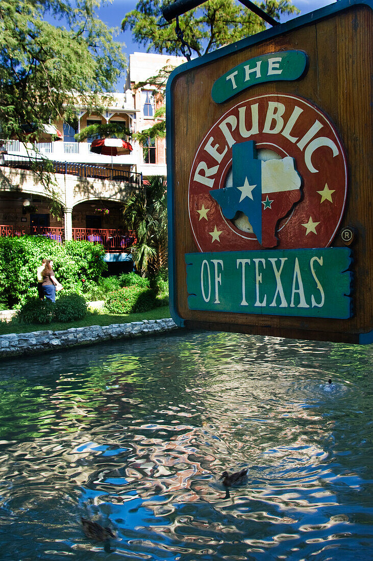 Die Republic Of Texas Bar am malerischen River Walk. San Antonios Attraktion Nummer eins - eine Promenade mit Bars und Restaurants unterhalb der Straße, San Antonio, Texas, USA