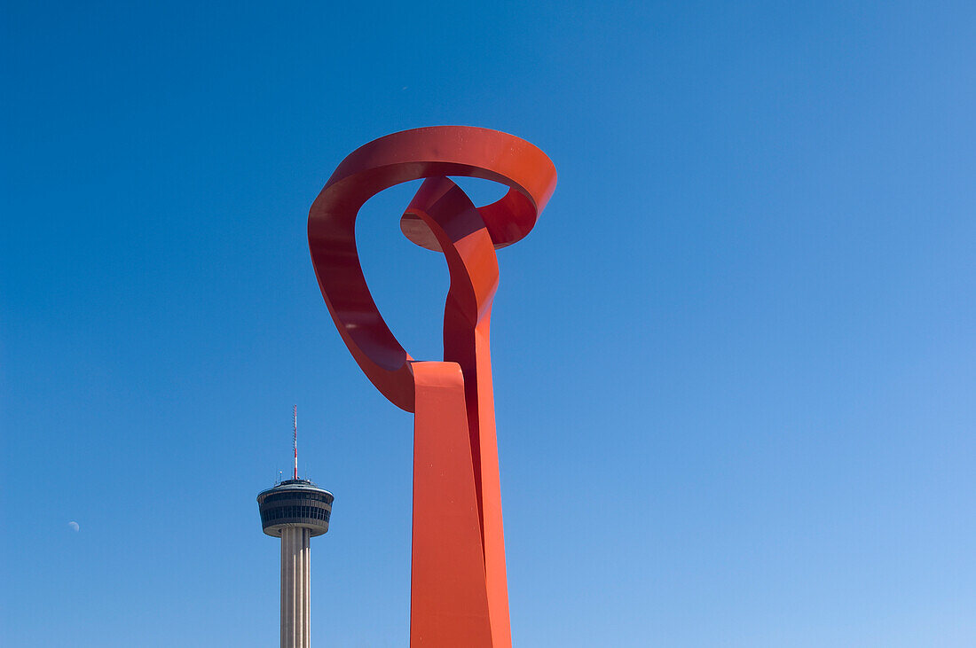 Die Fackel der Freundschaft mit dem Tower of the Americas im Hintergrund, San Antonio, Texas, USA
