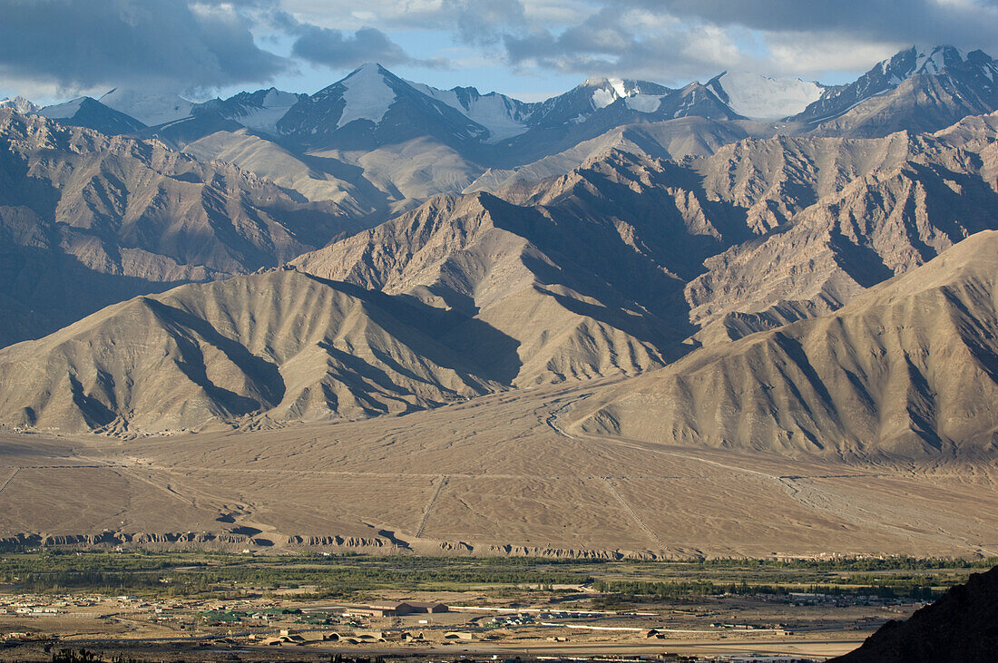 Blick über das Indus-Tal von der Shanti-Stupa (Friedensstupa). Leh war die Hauptstadt des Himalaya-Königreichs Ladakh, des heutigen Distrikts Leh im indischen Bundesstaat Jammu und Kaschmir. Leh liegt auf einer Höhe von 3.500 Metern (11.483 ft).