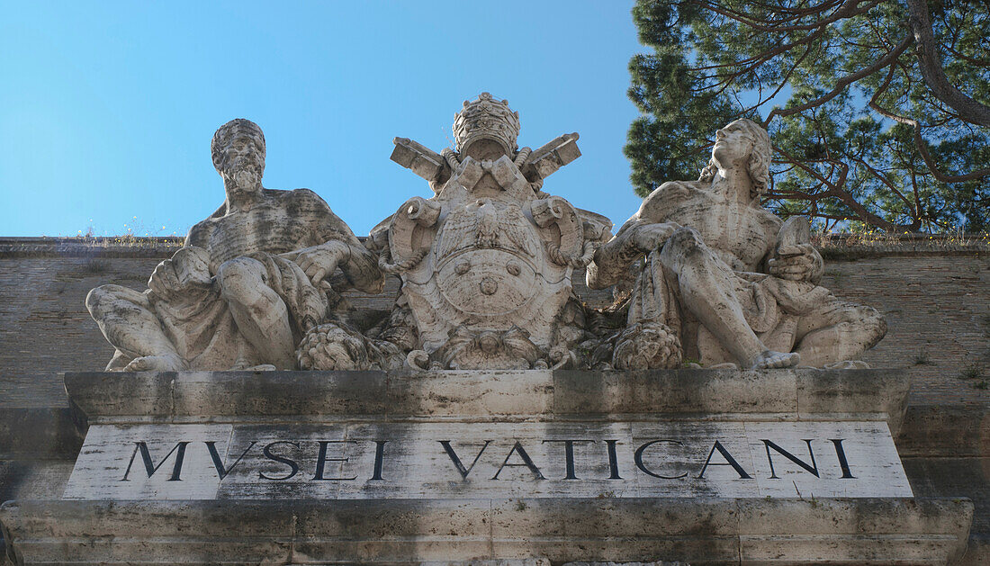 Italien,Eingangsstatue im Vatikan,Rom