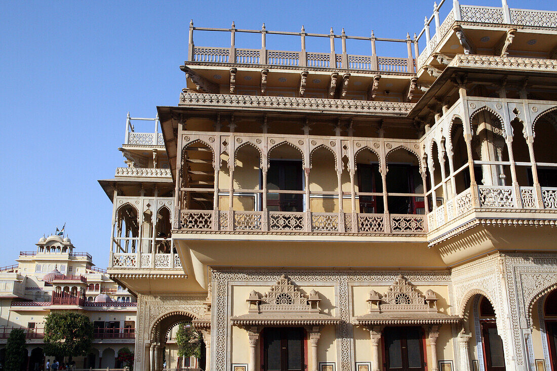 Auf dem Gelände des Stadtpalastes innerhalb der alten Stadtmauer in Jaipur, der Hauptstadt von Rajasthan, Indien, im März. Jaipur, Bundesstaat Rajasthan, Indien.