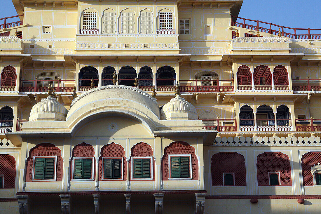 Auf dem Gelände des Stadtpalastes innerhalb der alten Stadtmauern in Jaipur, der Hauptstadt von Rajasthan, Indien, im März. Jaipur, Staat Rajasthan, Indien.
