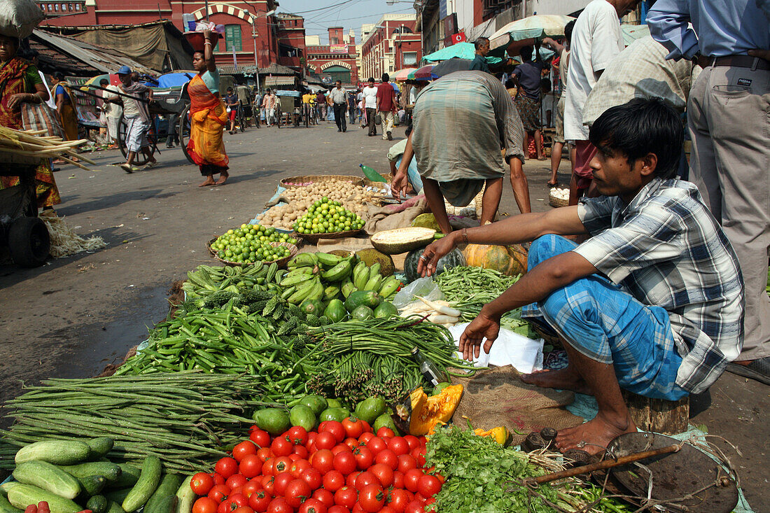 Obst und Gemüse zum Verkauf in der Straße neben dem New Market in der Nähe der Sudder Street, einem beliebten Viertel für preiswerte Unterkünfte für Rucksacktouristen in Kalkutta / Kalkutta, der Hauptstadt des Bundesstaates Westbengalen, Indien, Asien.