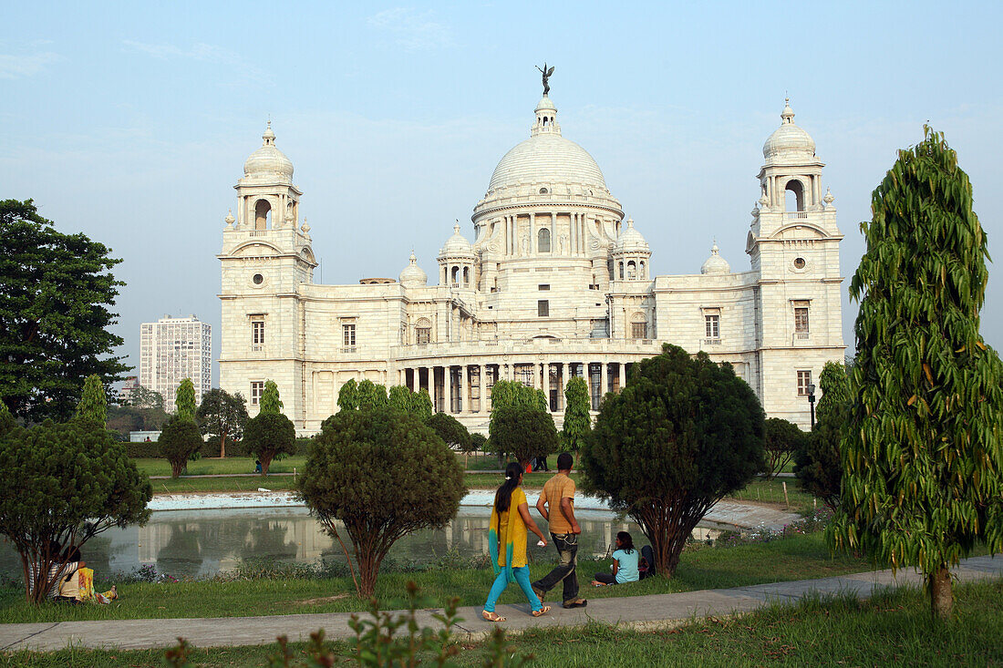 Auf dem Gelände des Victoria Memorials, einem beliebten romantischen Ort für Paare, die sich treffen. Kalkutta / Kalkutta, die Hauptstadt des Bundesstaates Westbengalen, Indien, Asien.