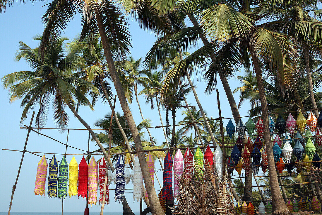 Auf dem weltberühmten Anjuna Flea Market, der mittwochs am Anjuna Beach im Bundesstaat Goa, Indien, Asien, stattfindet.