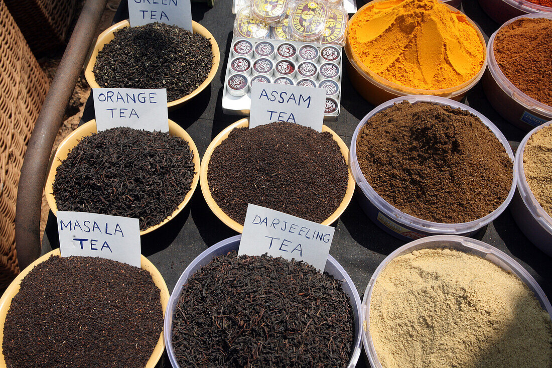 Tee zum Verkauf auf dem weltberühmten Anjuna-Flohmarkt, der mittwochs am Anjuna-Strand im Bundesstaat Goa, Indien, Asien, stattfindet.