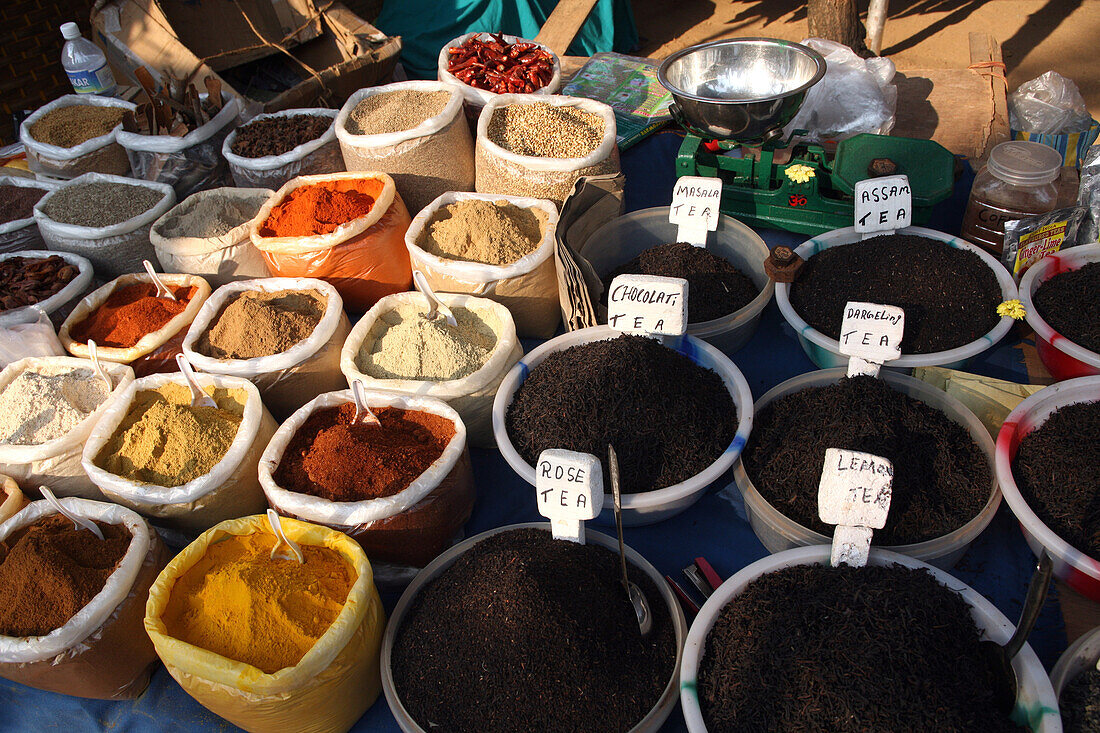 Gewürze und Tees auf dem weltberühmten Anjuna-Flohmarkt, der mittwochs am Anjuna-Strand im Bundesstaat Goa, Indien, Asien, stattfindet.