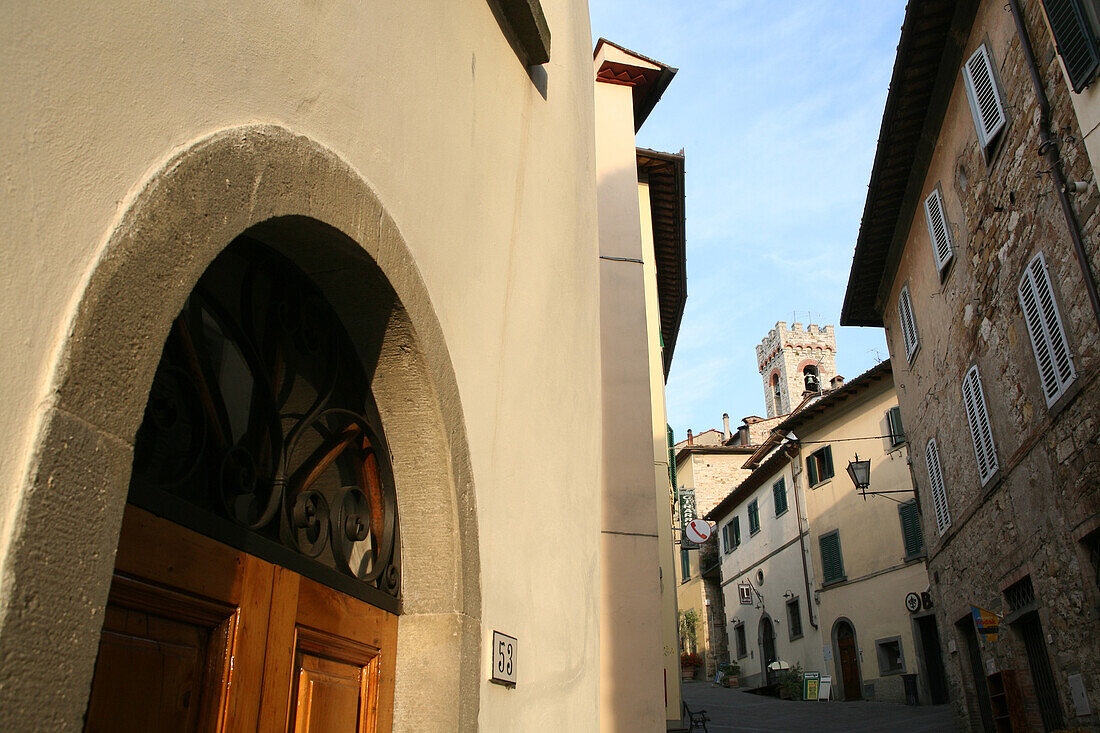 Hauptstraße im Zentrum von 'radda In Chianti', einer schönen kleinen Stadt und einer berühmten Region, die für ihren Chianti-Wein bekannt ist, in der Toskana. Italien. Juni.