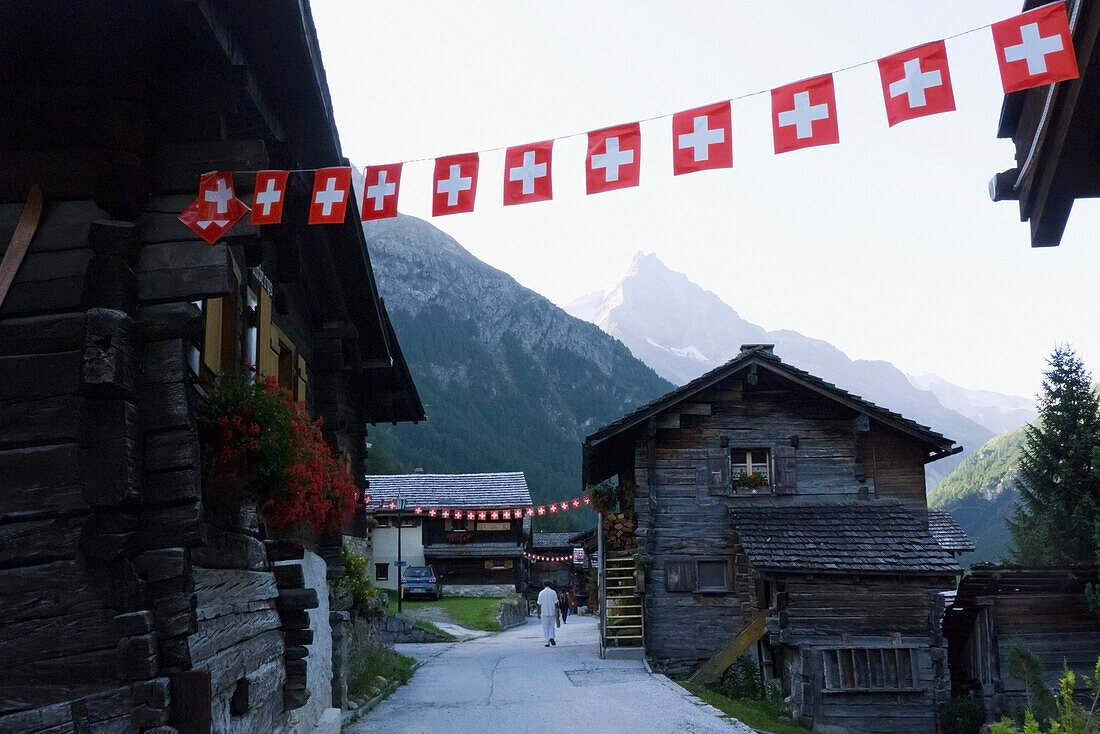 Schweiz, Val d'Anniviers, 675 m in den Schweizer Alpen. Typische Schweizer Holzchalets,Zinal,Zinal ist ein kleiner Bergort, der auf einer Höhe von 1