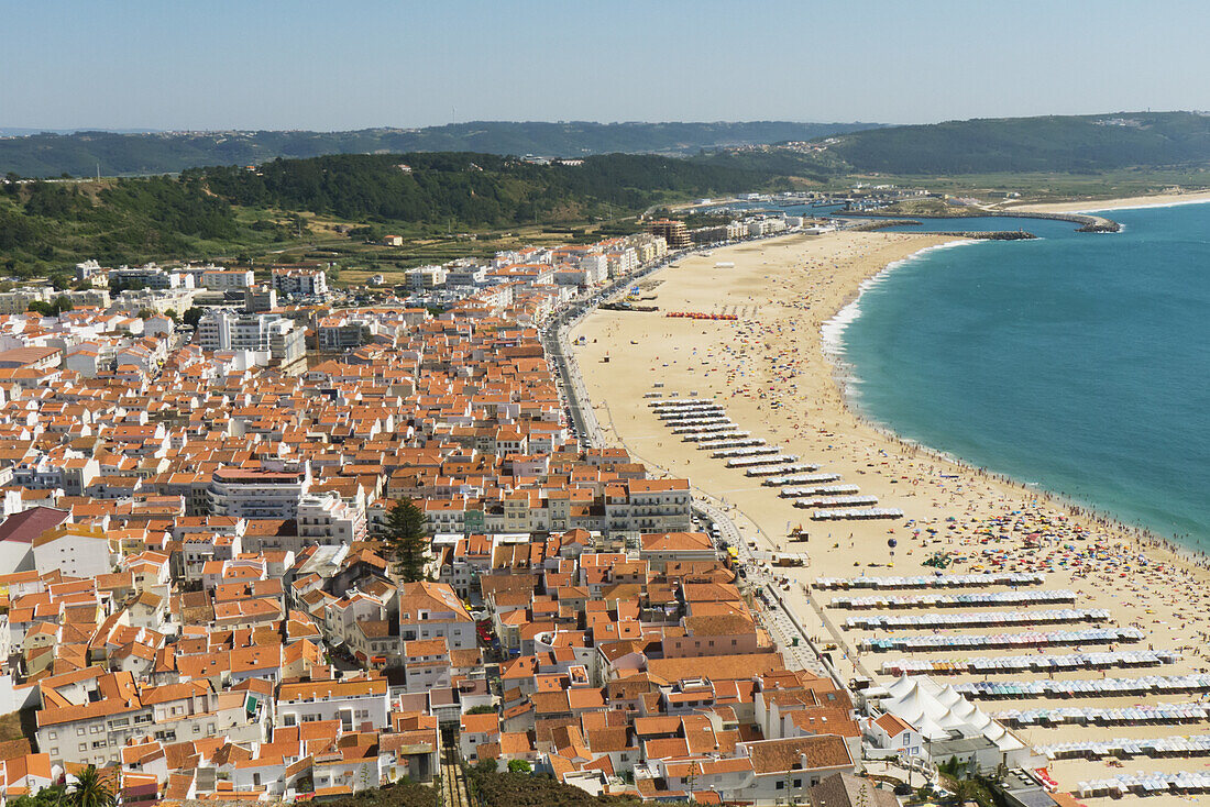 Portugal,Provinz Estremadura,Nazare Strand vom alten Dorf Sitio aus gesehen auf der Klippe,Nazare