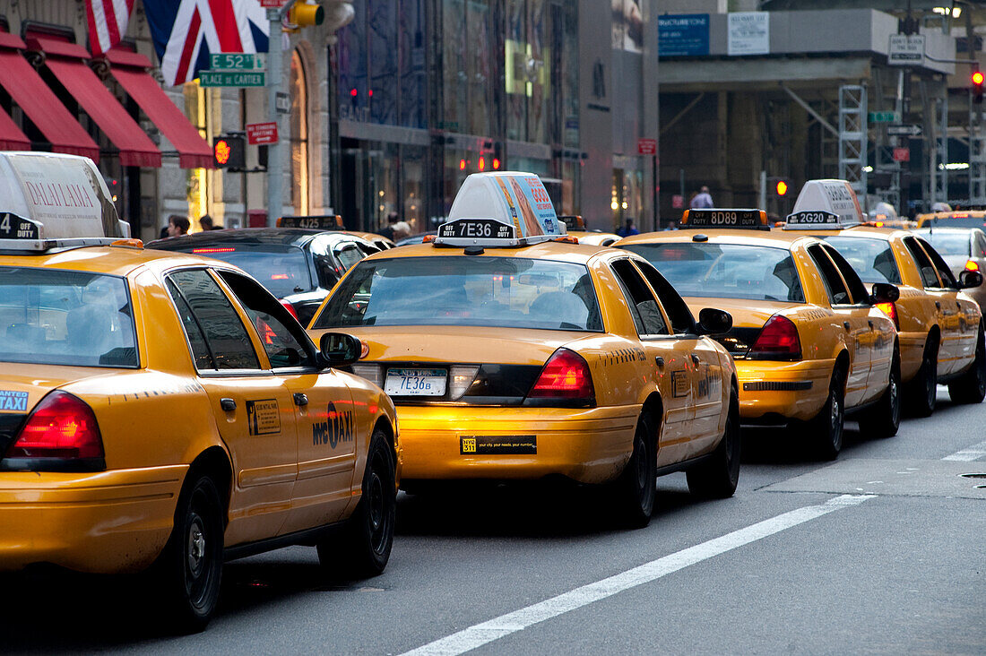 Reihe von Taxis in der 5Th Avenue, Midtown Manhattan, New York, USA