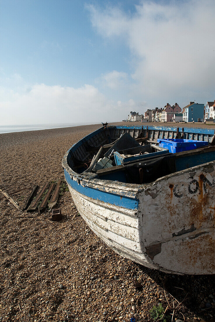 Fischerboot am Strand von Aldeburgh ans Ufer gezogen,Suffolk,Uk
