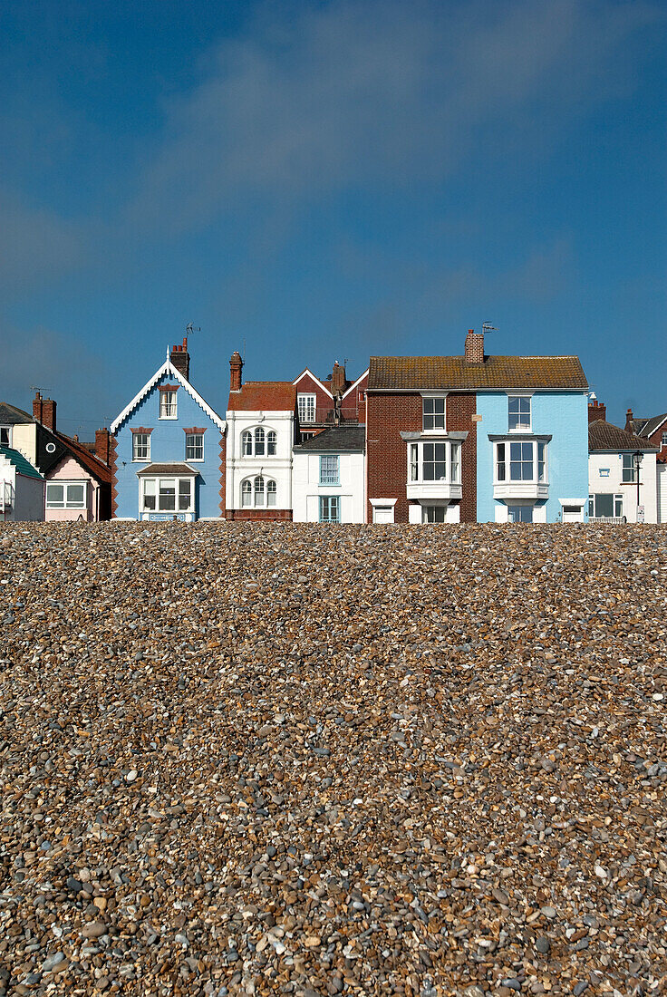 Traditionelle viktorianische Häuser am Meer mit Blick auf den Kieselstrand von Aldeburgh, Suffolk