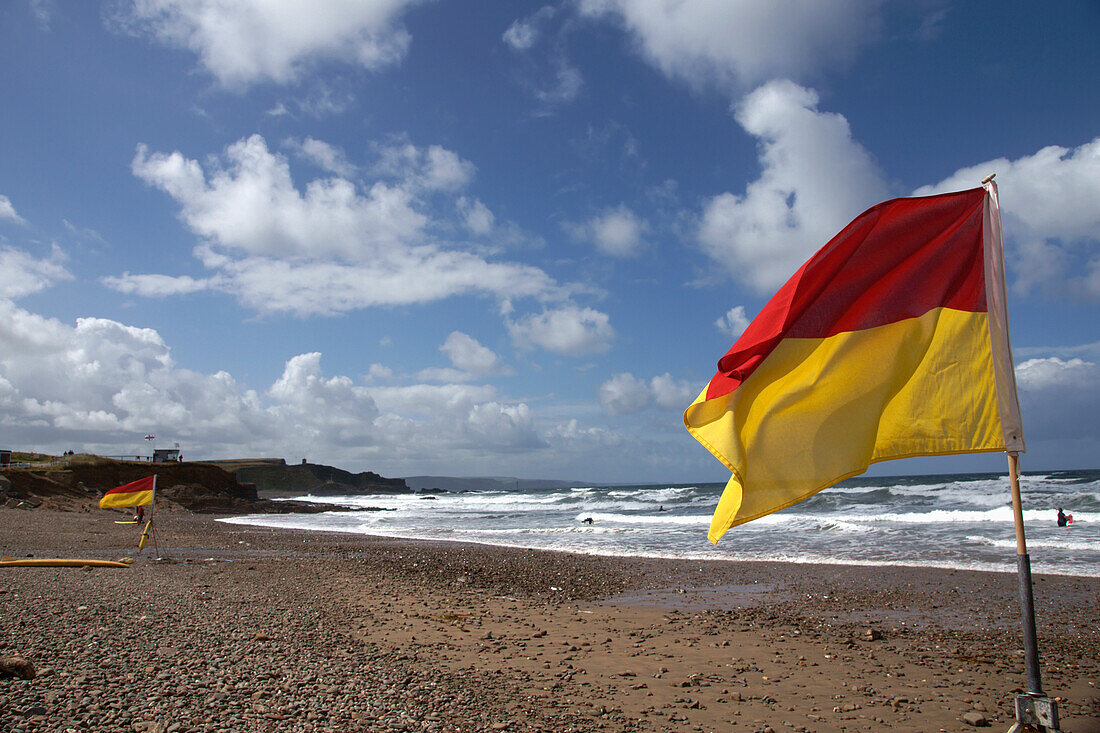 Rettungsschwimmer Flaggen für sicheres Baden,Bude,North Cornwall,England,Uk.