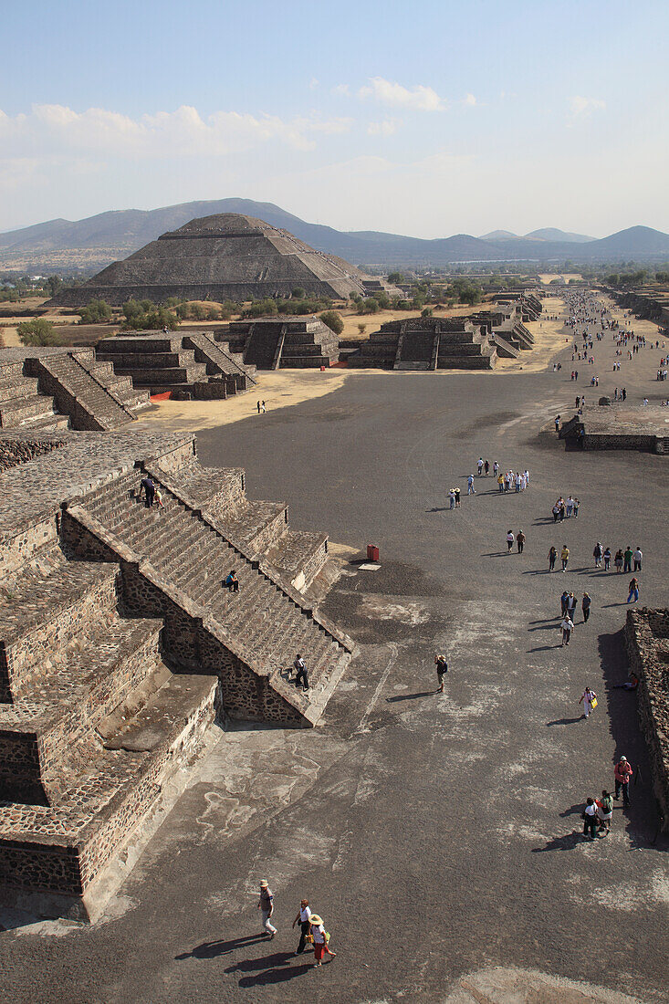 In der Nähe von Mexiko-Stadt, Mexiko, archäologische Stätte Teotihuacan, Blick von der Spitze der Mondpyramide entlang der Allee der Toten