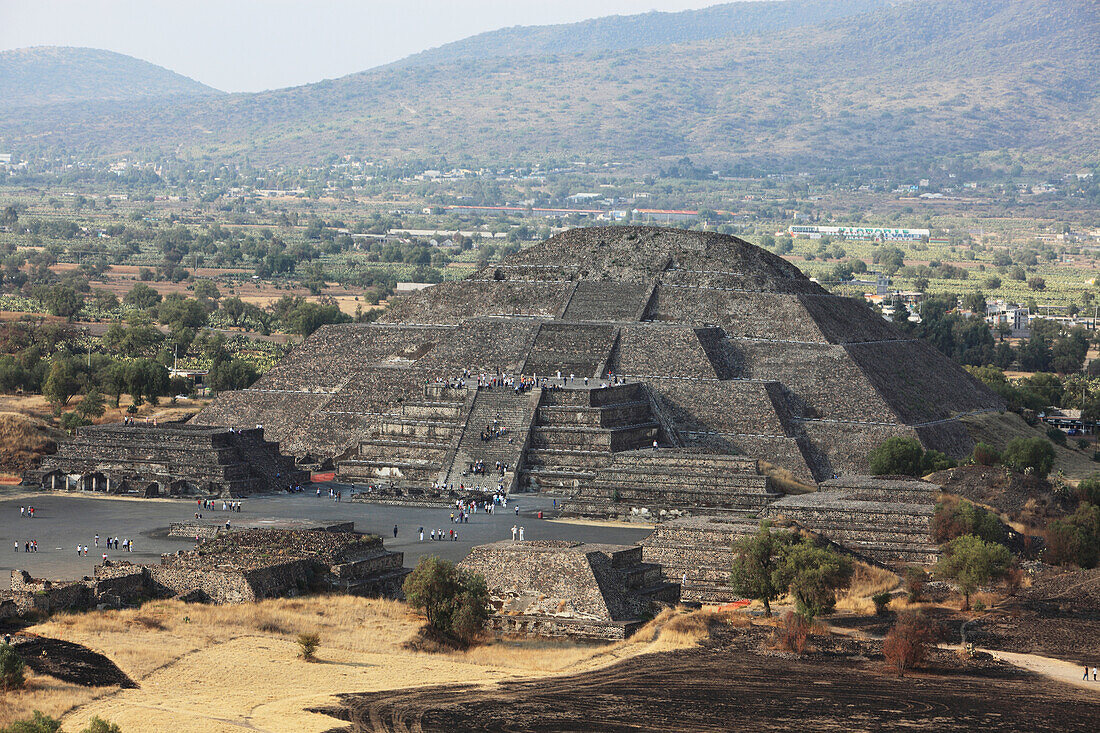 In der Nähe von Mexiko-Stadt,Mexiko,Archäologische Stätte Teotihuacan,Blick von der Sonnenpyramide auf die Mondpyramide