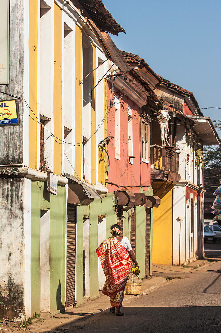 Indien,Frau geht auf Straße,Goa