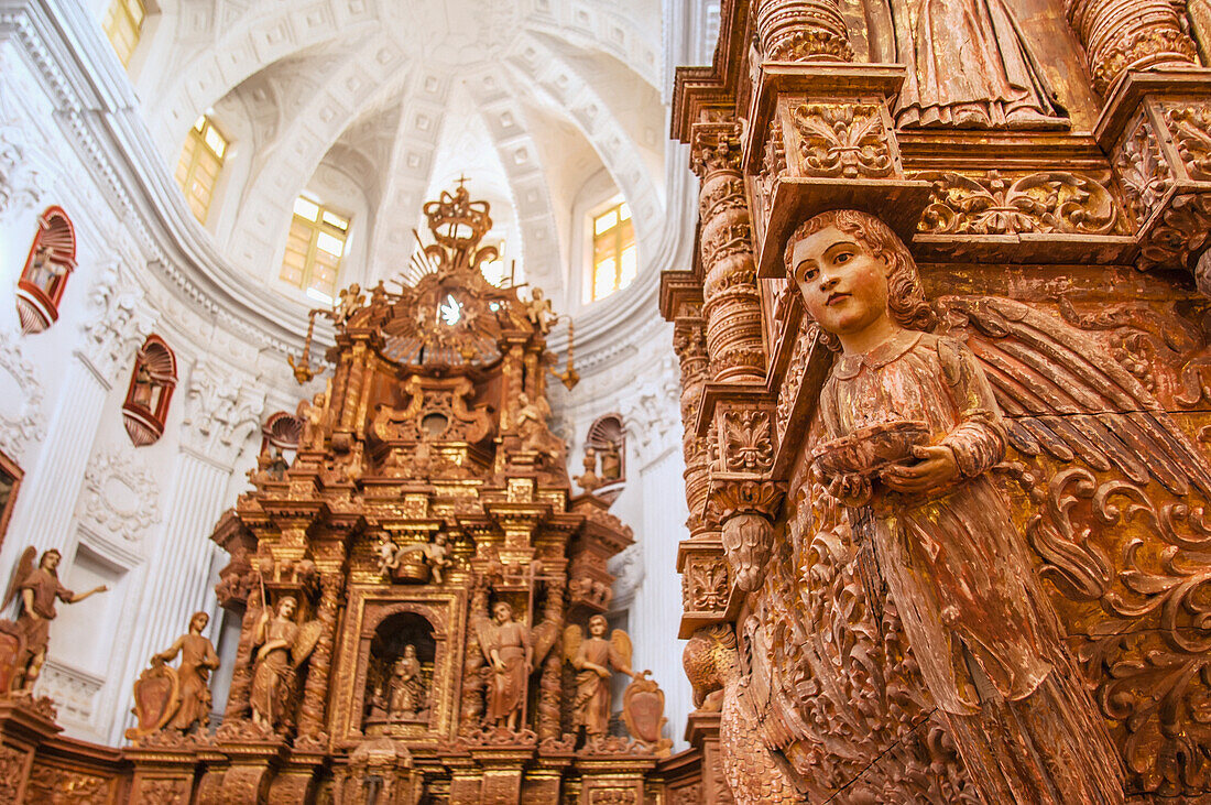 Indien,Geschnitzte Holzfiguren in der St. Cajetan Kirche,Old Goa