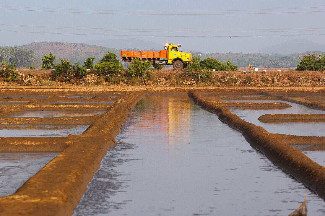 Indien,Karnataka,Lastwagen fährt an Shrimp-Farm vorbei,Gokarna