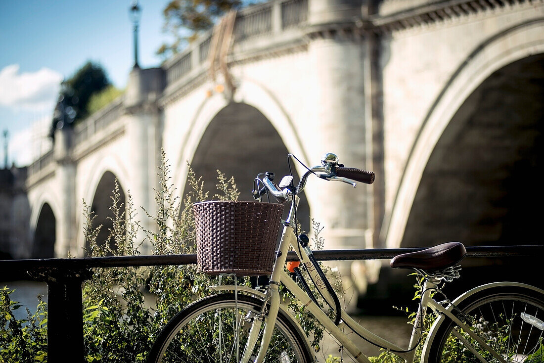 UK,England,Richmond,London,Richmond Park,Fahrrad in der Nähe der Richmond Bridge geparkt