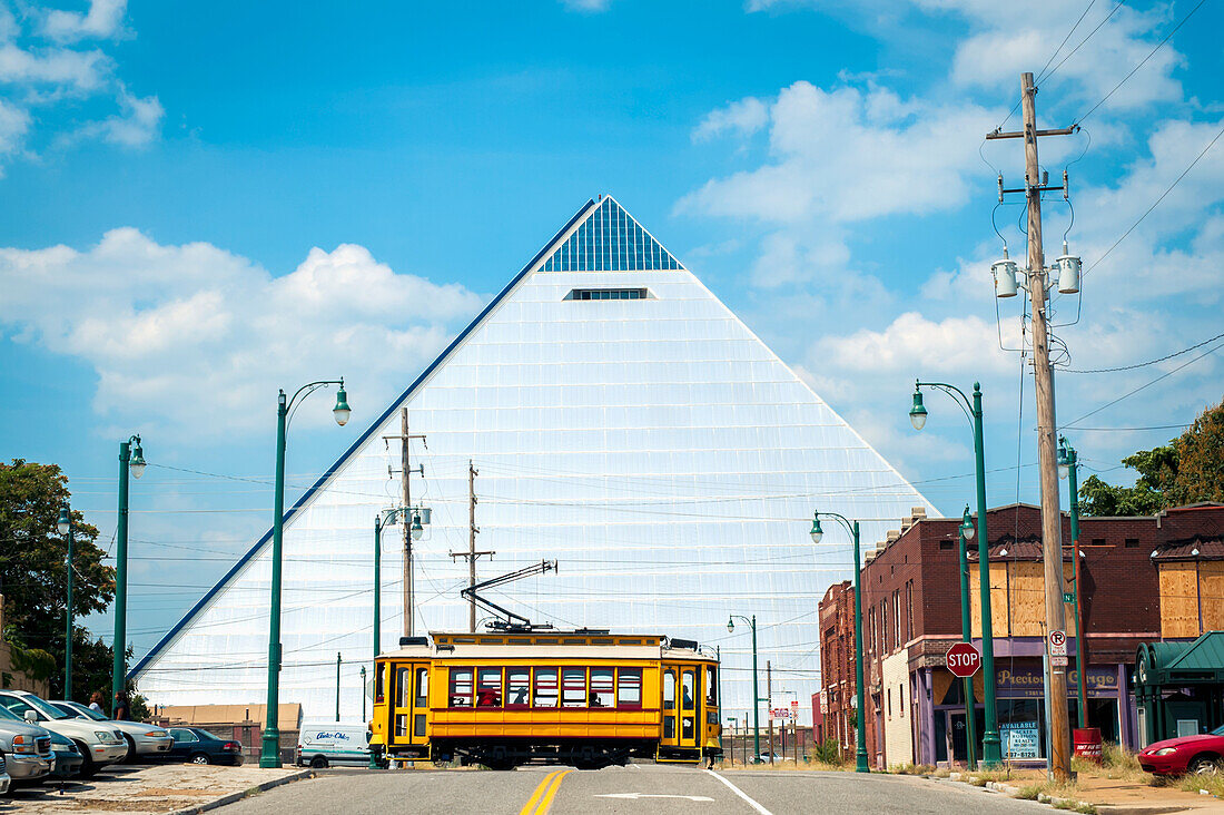 USA,Tennessee,Die Pyramide mit vorbeifahrender Straßenbahn,Memphis
