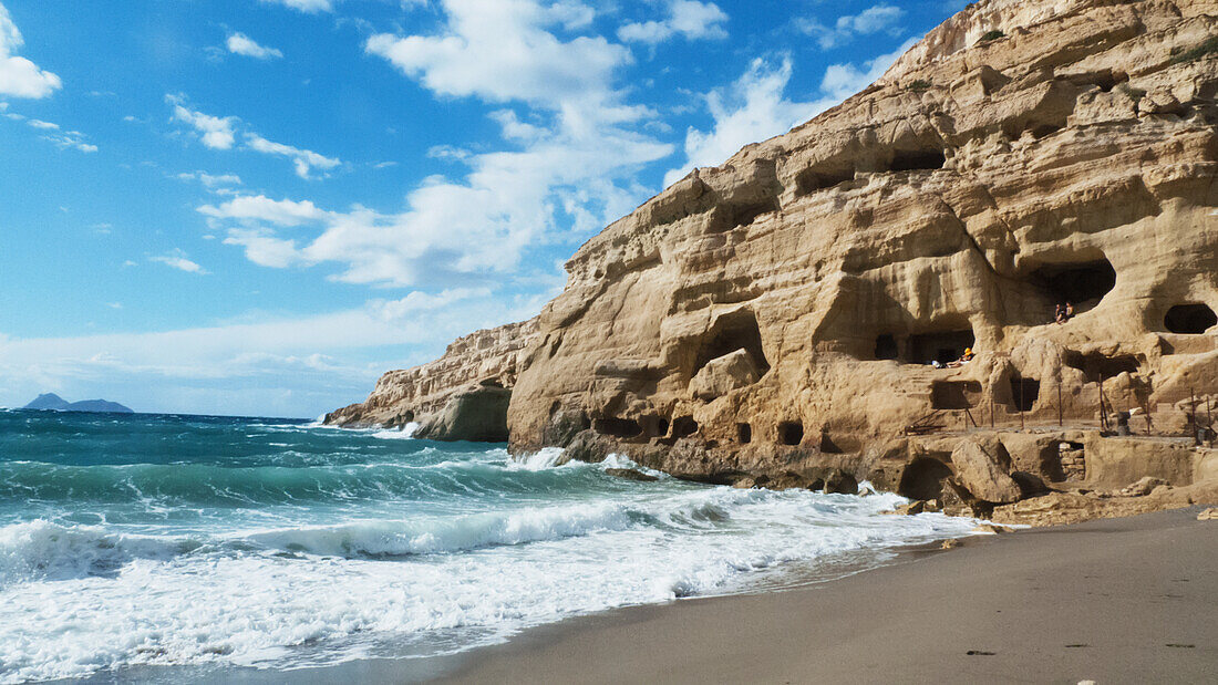 Griechenland,Kreta,Festos,Von Menschenhand geschaffene Höhlen, die vor Tausenden von Jahren in die steilen Klippen gehauen wurden, die sich über die Nordseite der Bucht und den Strand erheben. Möglicherweise römische oder frühchristliche Gräber,Matala