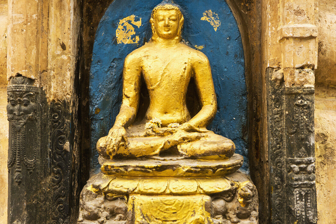 Indien,Bihar,Buddha-Statue außerhalb des Mahabodhi-Tempels, Bodhgaya