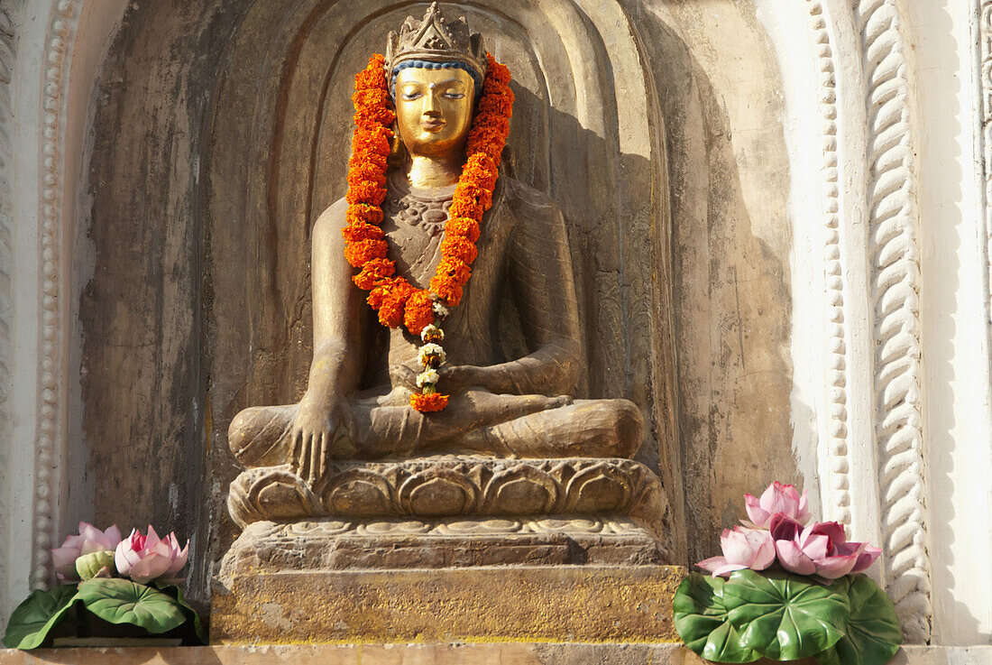 Indien,Bihar,Buddha-Statue außerhalb des Mahabodhi-Tempels,Bodhgaya