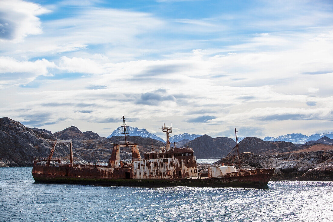 Grönland,Schiffswrack am Eingang zur Küstenstadt,Paamiut