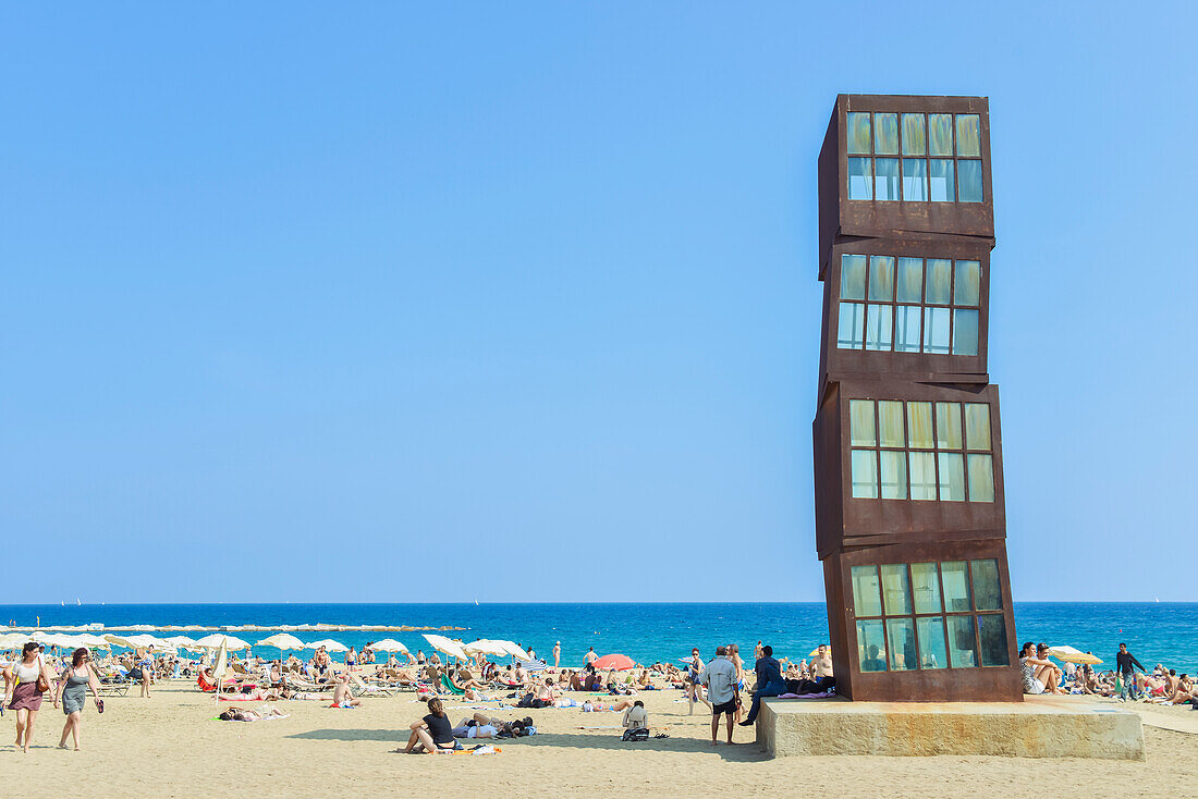 Spanien,Blick auf Strand mit Menschen beim Sonnenbaden, Barcelona