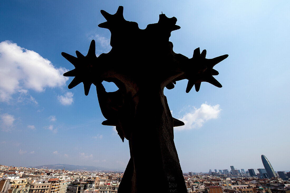 Spanien,Beleuchtete Statue vor Stadtbild,Barcelona