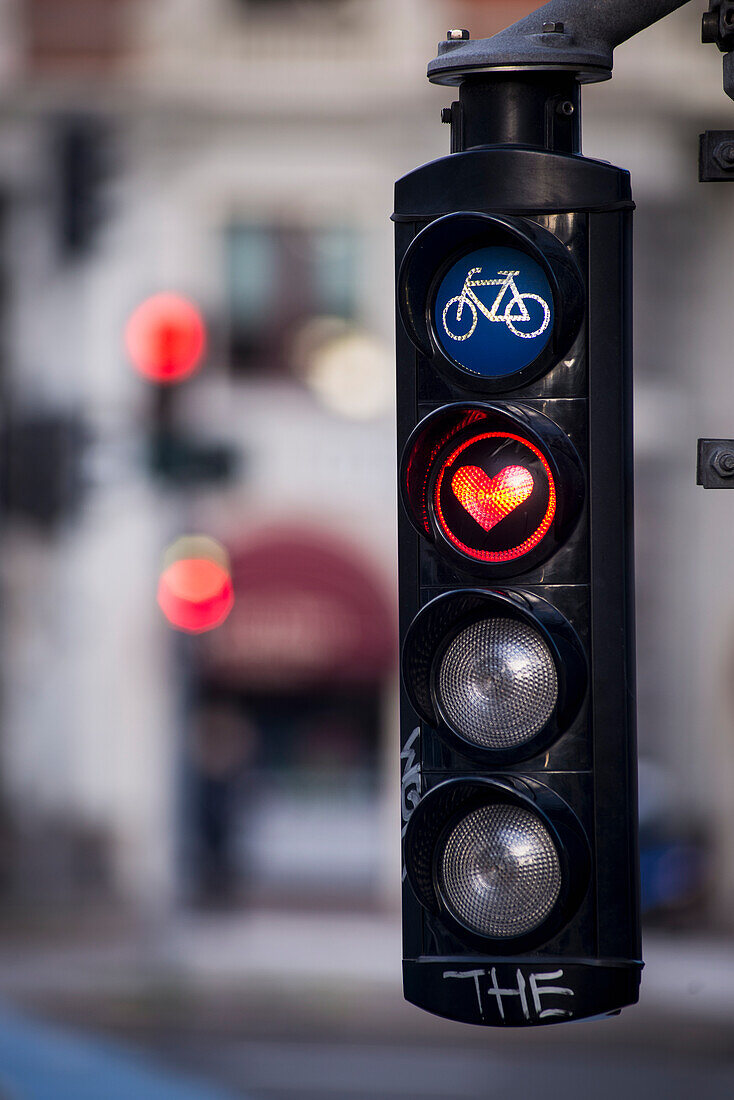 Dänemark,Liebeszeichen in Fahrradspur Ampel,Kopenhagen