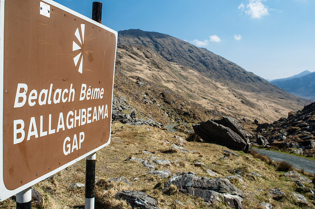 UK,Irland,County Kerry,Iveragh Halbinsel,Schild für Straße nach Ballaghbeama Gap