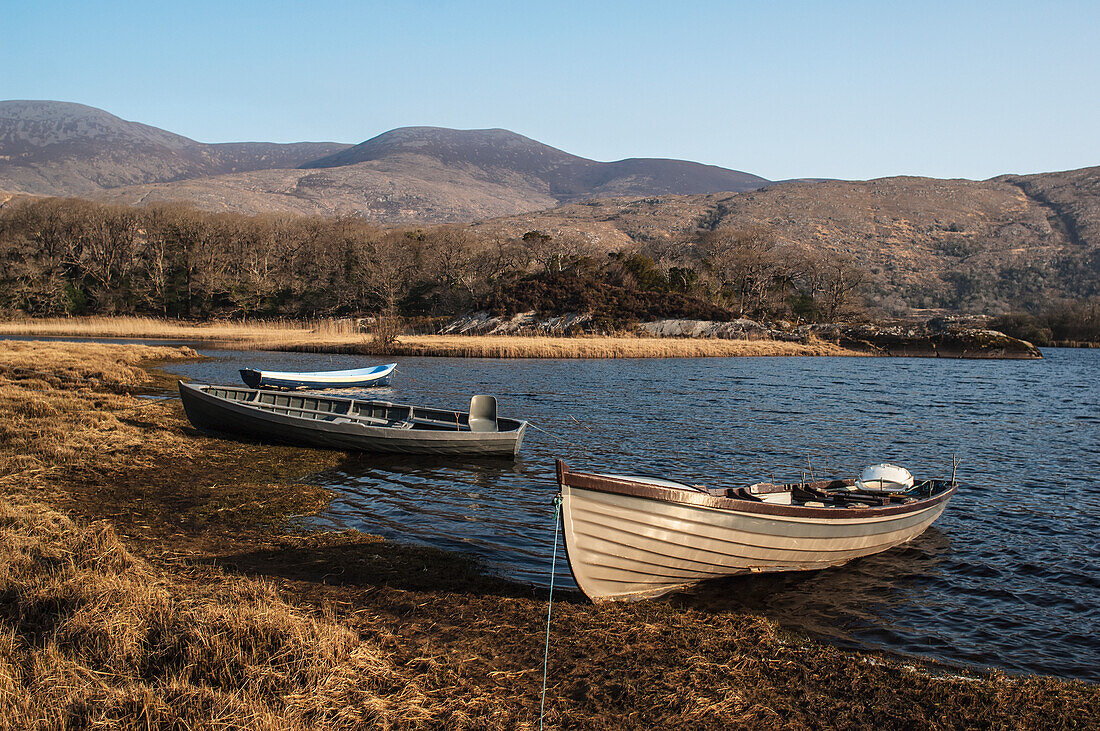 Vergnügungsboote im Oberen See von Lough Leane, Killarney National Park, Grafschaft Kerry, Irland, UK