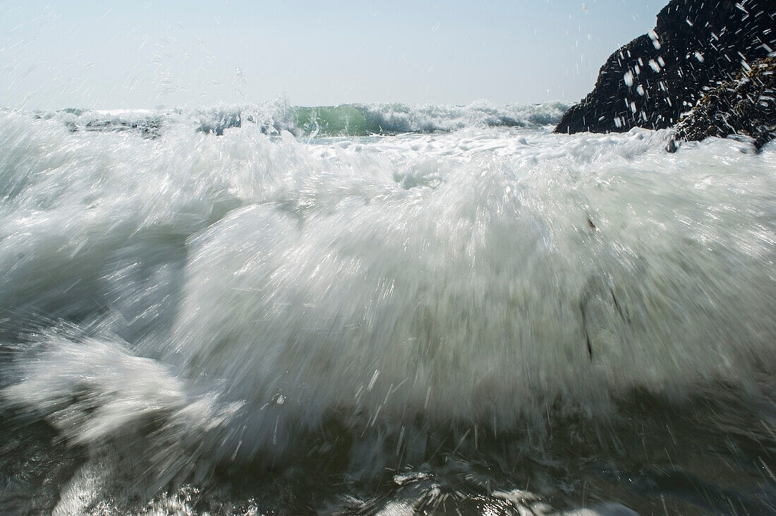 Krachende Wellen bei Coumeenoole, Slea Head, Dingle, County Kerry, Irland, UK