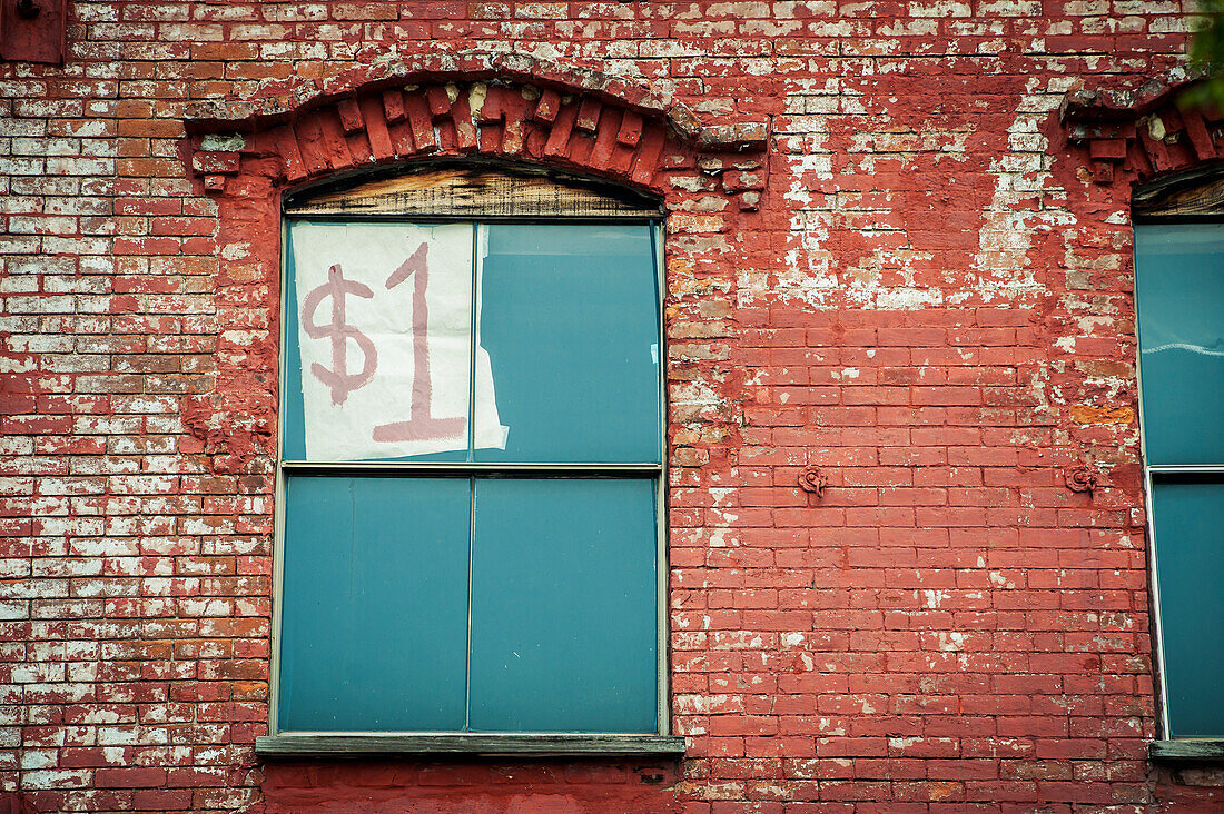 USA,Mississippi,Ein Dollar auf Papier im Fenster geschrieben,Vicksburg