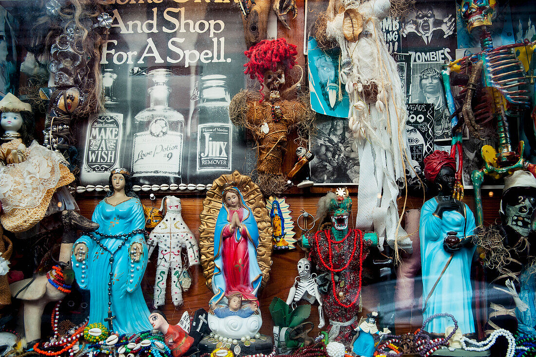 USA,Louisiana,Französisches Viertel,New Orleans,Puppen und Figuren im VooDoo Shop