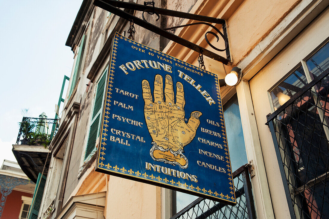 USA,Wahrsagerin Schild vor Gebäude,New Orleans Louisiana