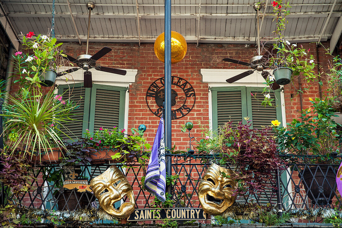 USA,Louisiana,French Quarter,New Orleans,Blick auf dekorierten Balkon mit Karnevalsmaske und Blumen