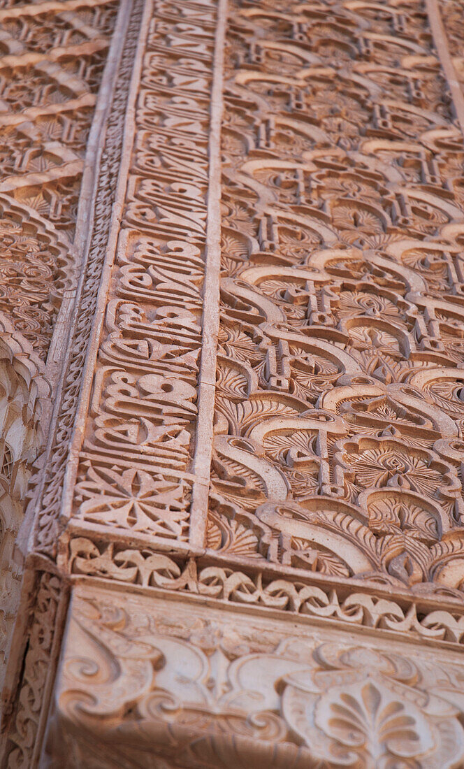 Marokko,Saadianische Gräber,Marrakesch,traditionelle islamische Gravuren,Säule kunstvoll verziert