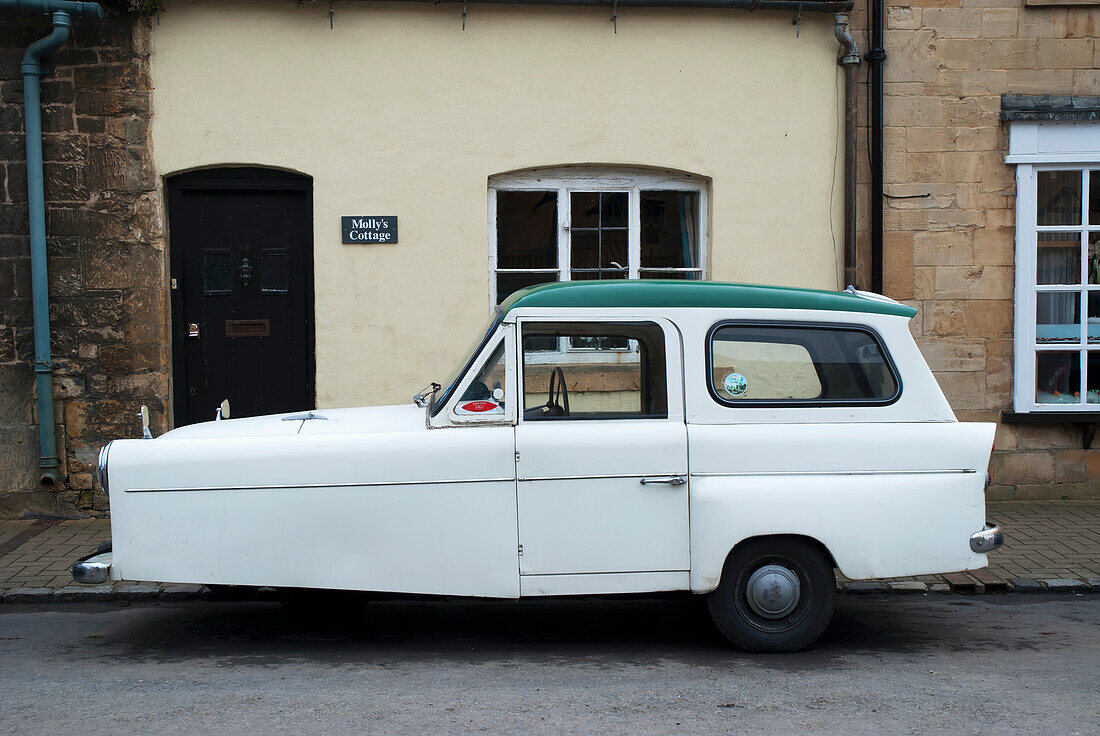 UK,Cotswolds,North Cotswolds,Dreirädriges Auto vor Cottage, Chipping Campden