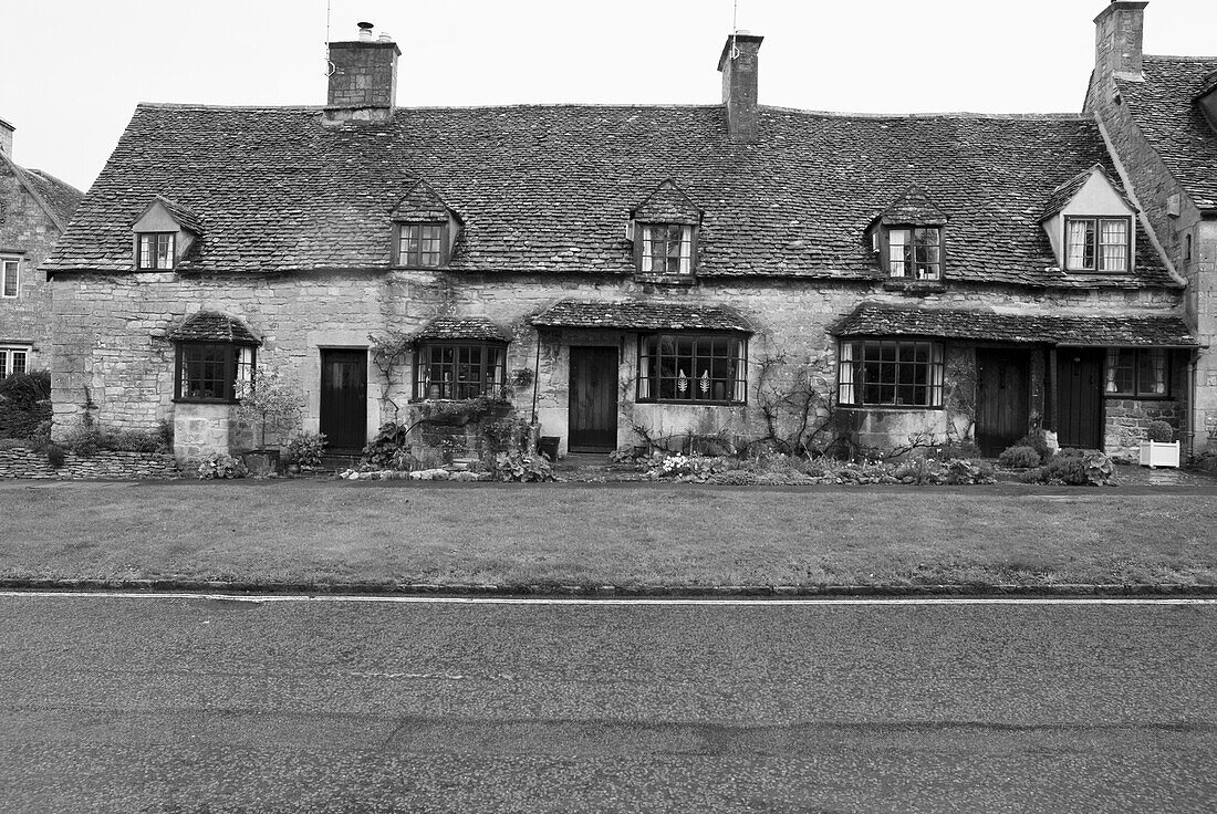 UK,Cotswolds,Western Cotswolds,Cottages auf der High Street an einem regnerischen Tag,Broadway